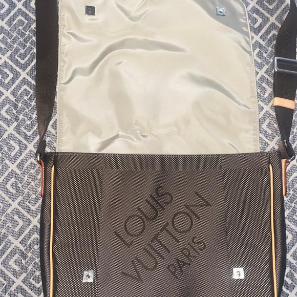LOUIS VUITTON Messanger Shoulder Bag - Picture 5 of 8